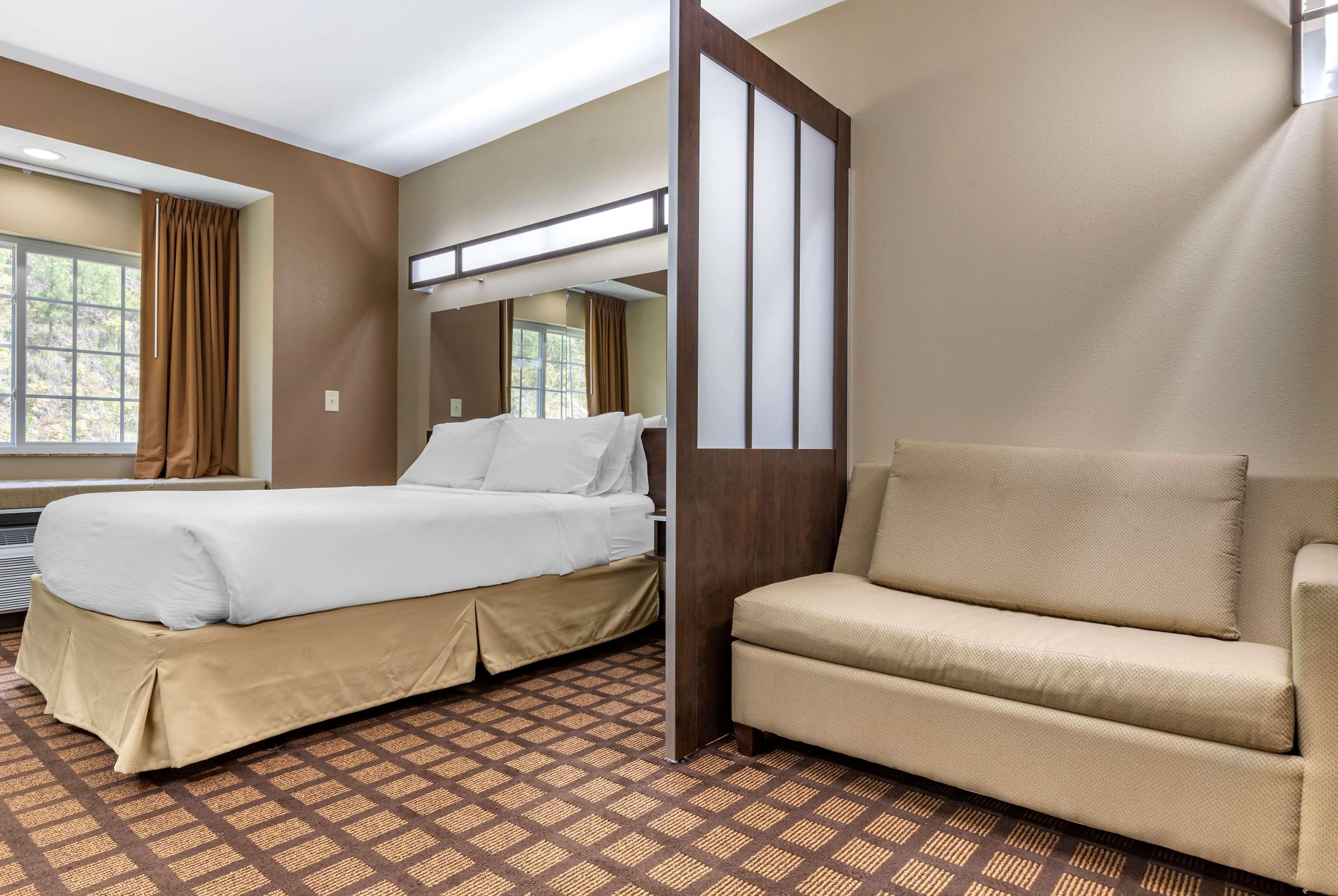 Microtel Inn & Suites Dillsboro/Sylva Екстериор снимка