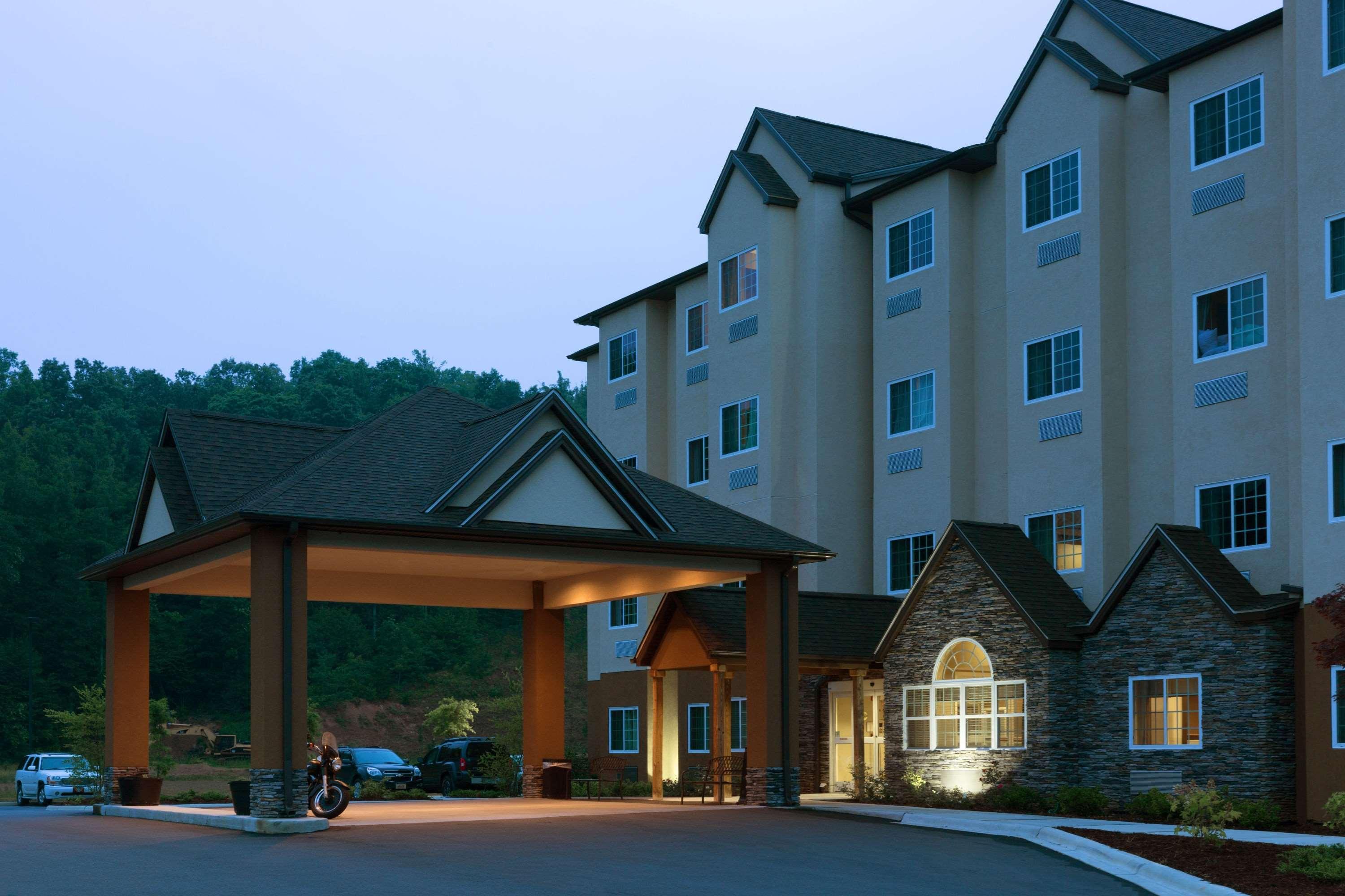 Microtel Inn & Suites Dillsboro/Sylva Екстериор снимка