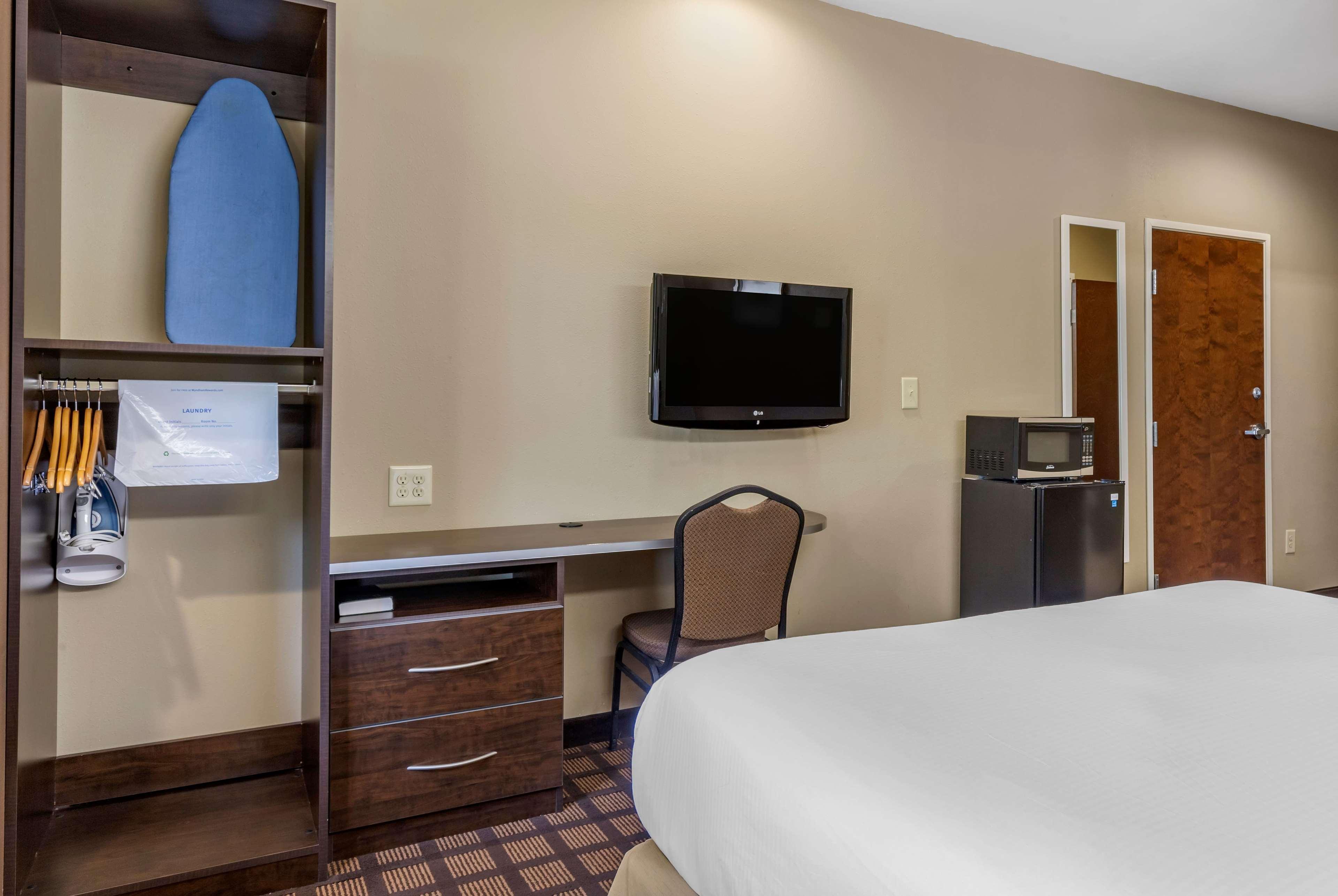 Microtel Inn & Suites Dillsboro/Sylva Екстериор снимка