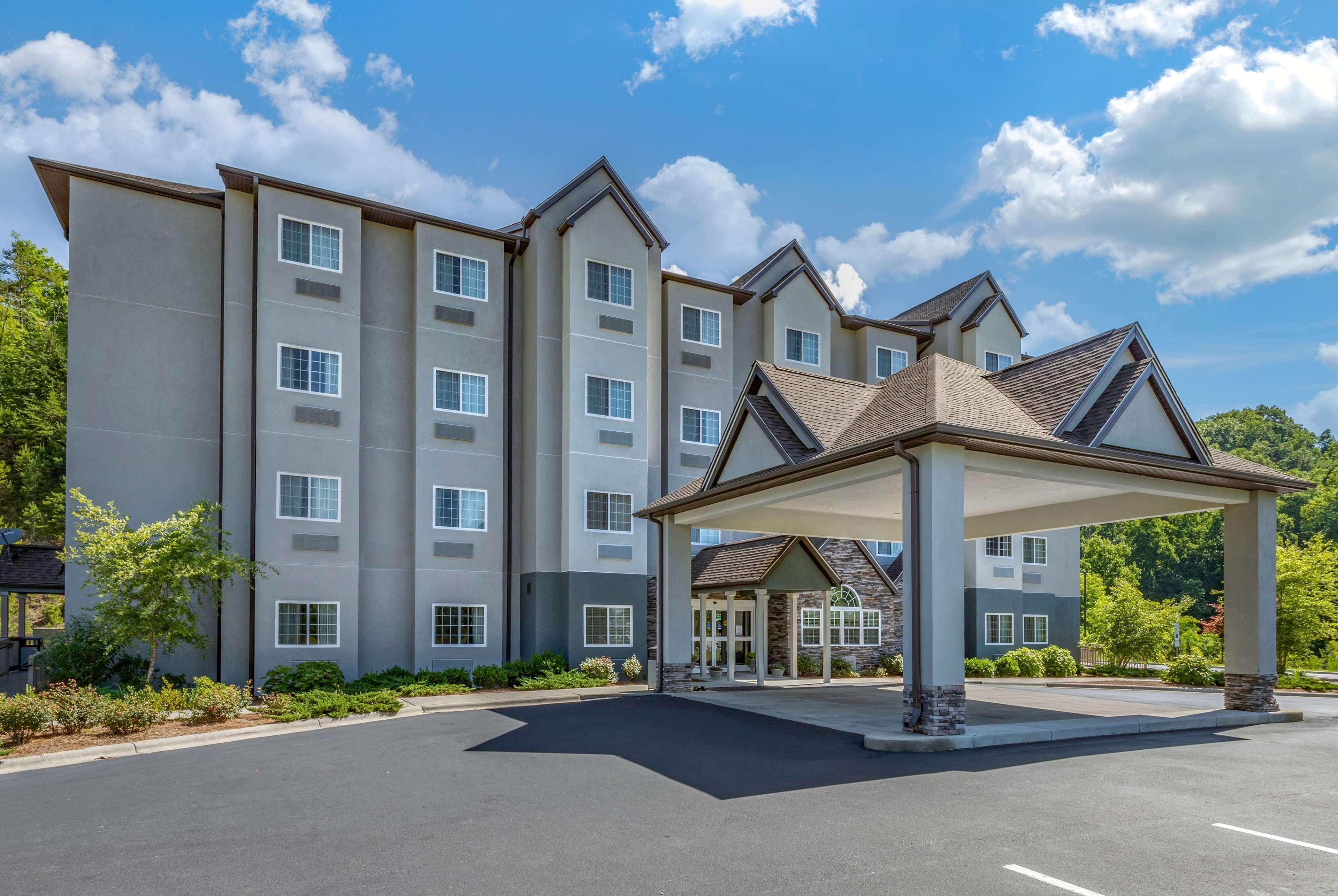 Microtel Inn & Suites Dillsboro/Sylva Екстериор снимка