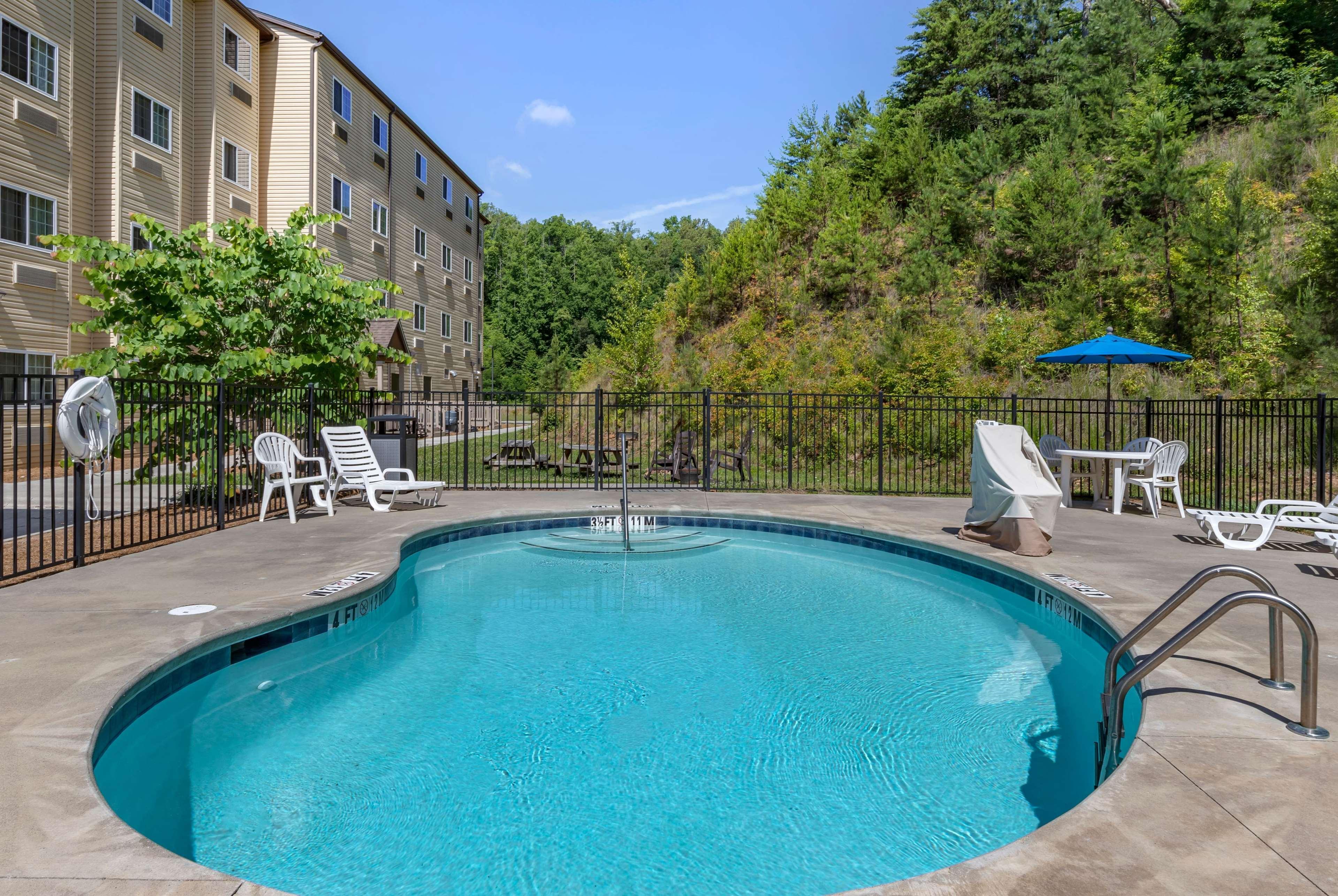 Microtel Inn & Suites Dillsboro/Sylva Екстериор снимка