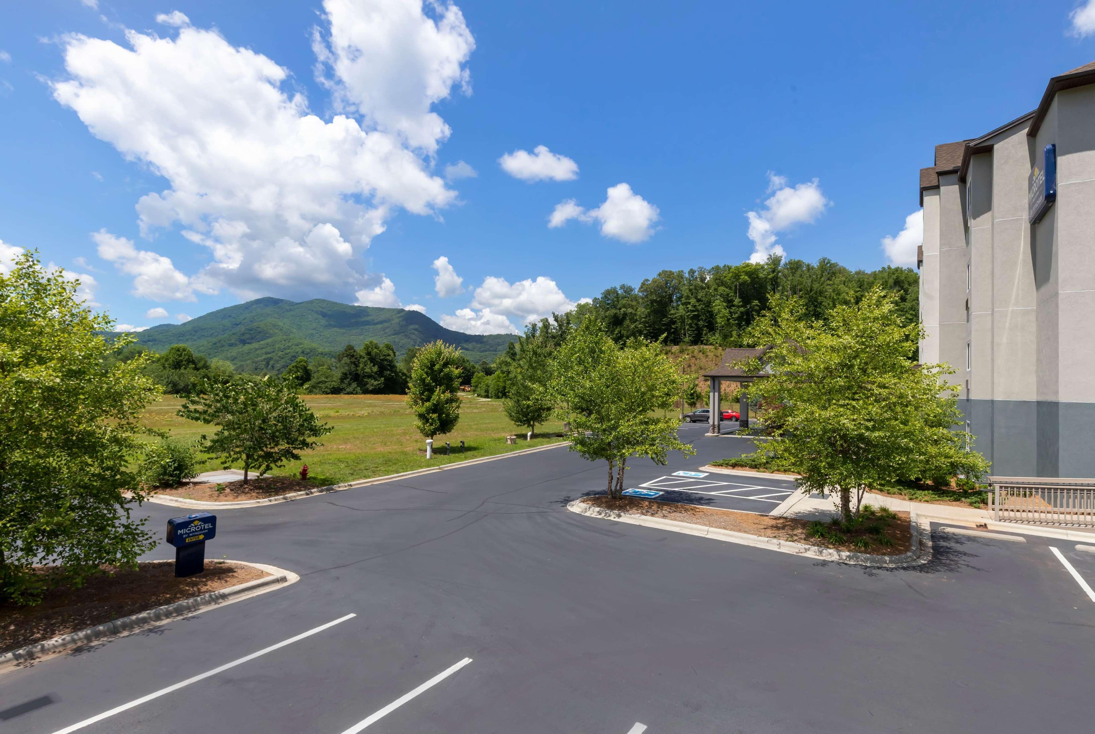 Microtel Inn & Suites Dillsboro/Sylva Екстериор снимка