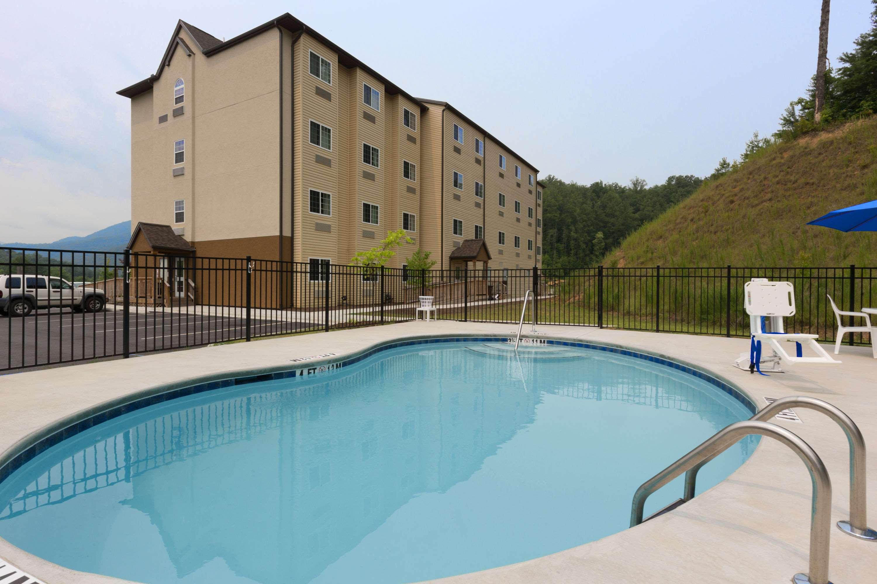 Microtel Inn & Suites Dillsboro/Sylva Екстериор снимка