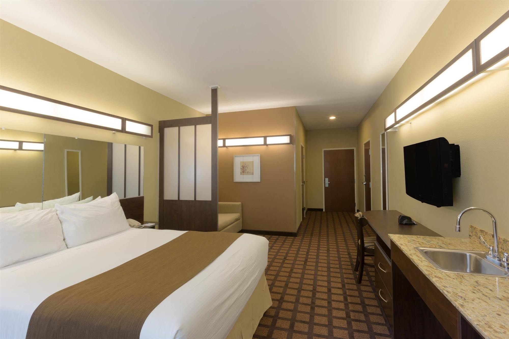 Microtel Inn & Suites Dillsboro/Sylva Екстериор снимка