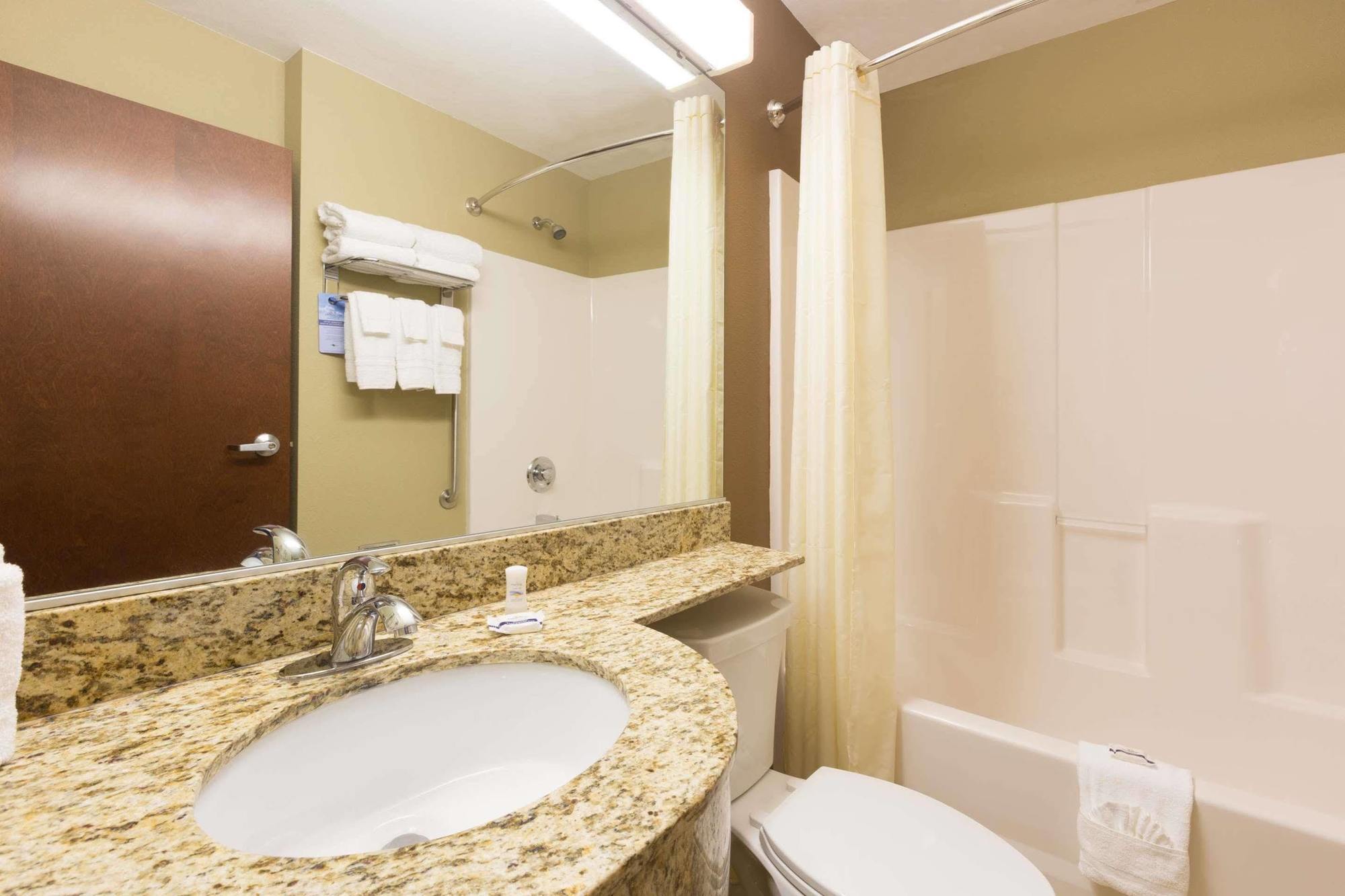 Microtel Inn & Suites Dillsboro/Sylva Екстериор снимка