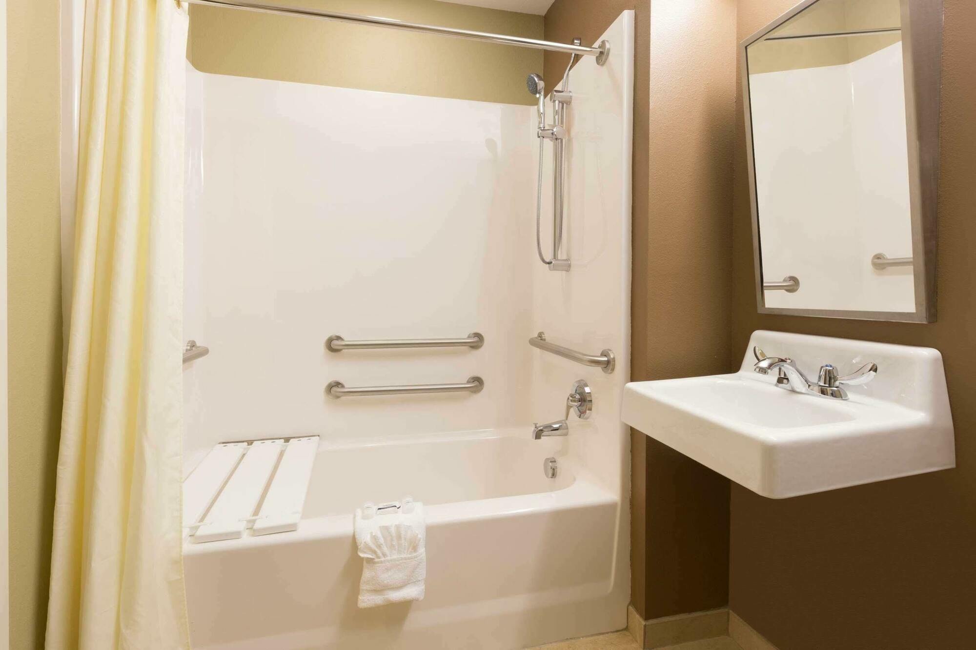 Microtel Inn & Suites Dillsboro/Sylva Екстериор снимка
